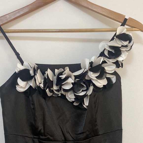 Ajoy- Black Dress with decorative Floral Feature - Size 8 - Picture 3 of 8